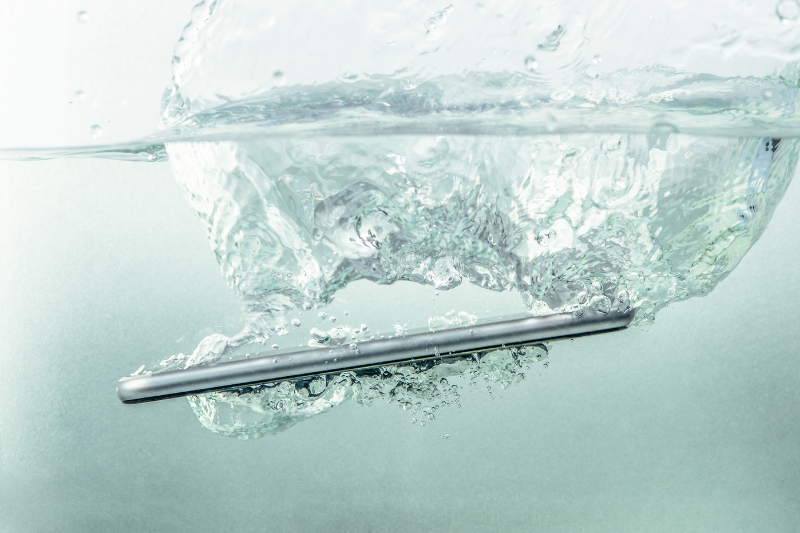 What To Do If Your Smartphone Falls Into The Water?